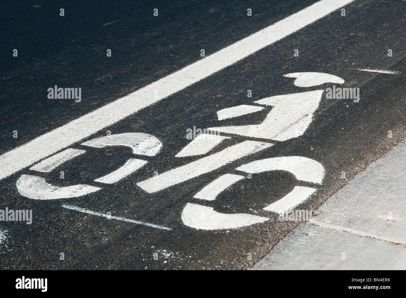 Une bande cyclable est indiquée par des marquages peints sur une rue de la ville. Banque D'Images