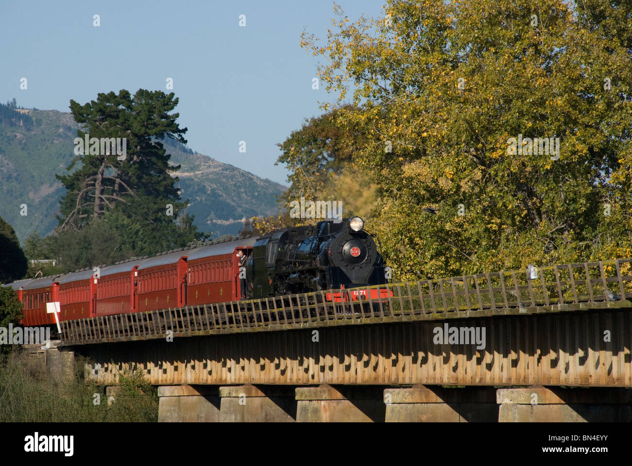 Ja Class Locomotive à vapeur, les chemins de fer du gouvernement néo-zélandais, en traversant la rivière d'Otaki, Kapiti, île du Nord, en Nouvelle-Zélande. Banque D'Images