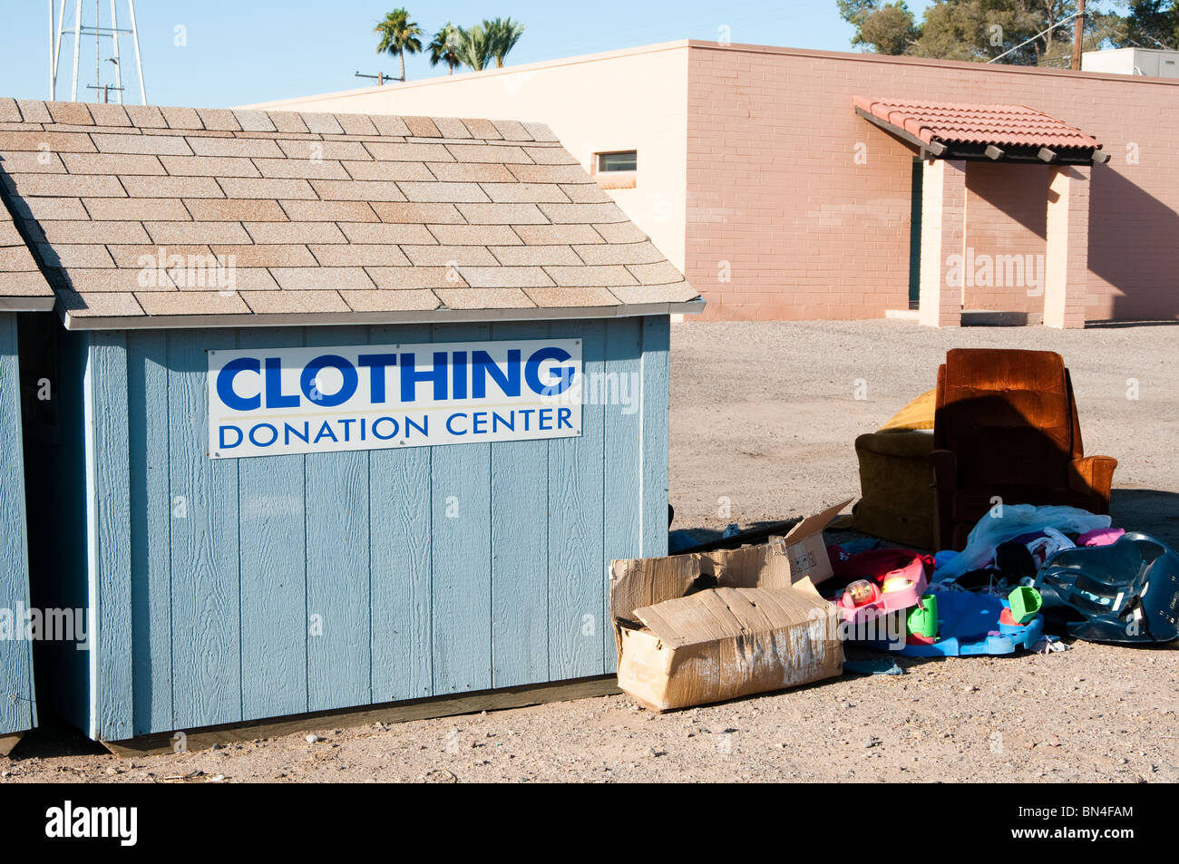 Donation box situé à où le public peut recycler leurs vêtements indésirables. Banque D'Images