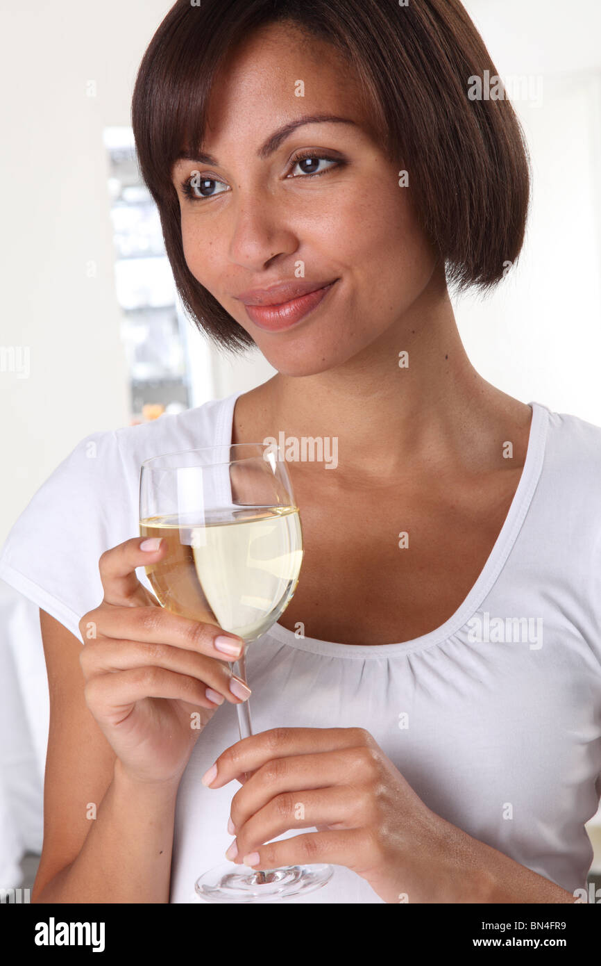 Femme tenant UN VERRE DE VIN BLANC Banque D'Images