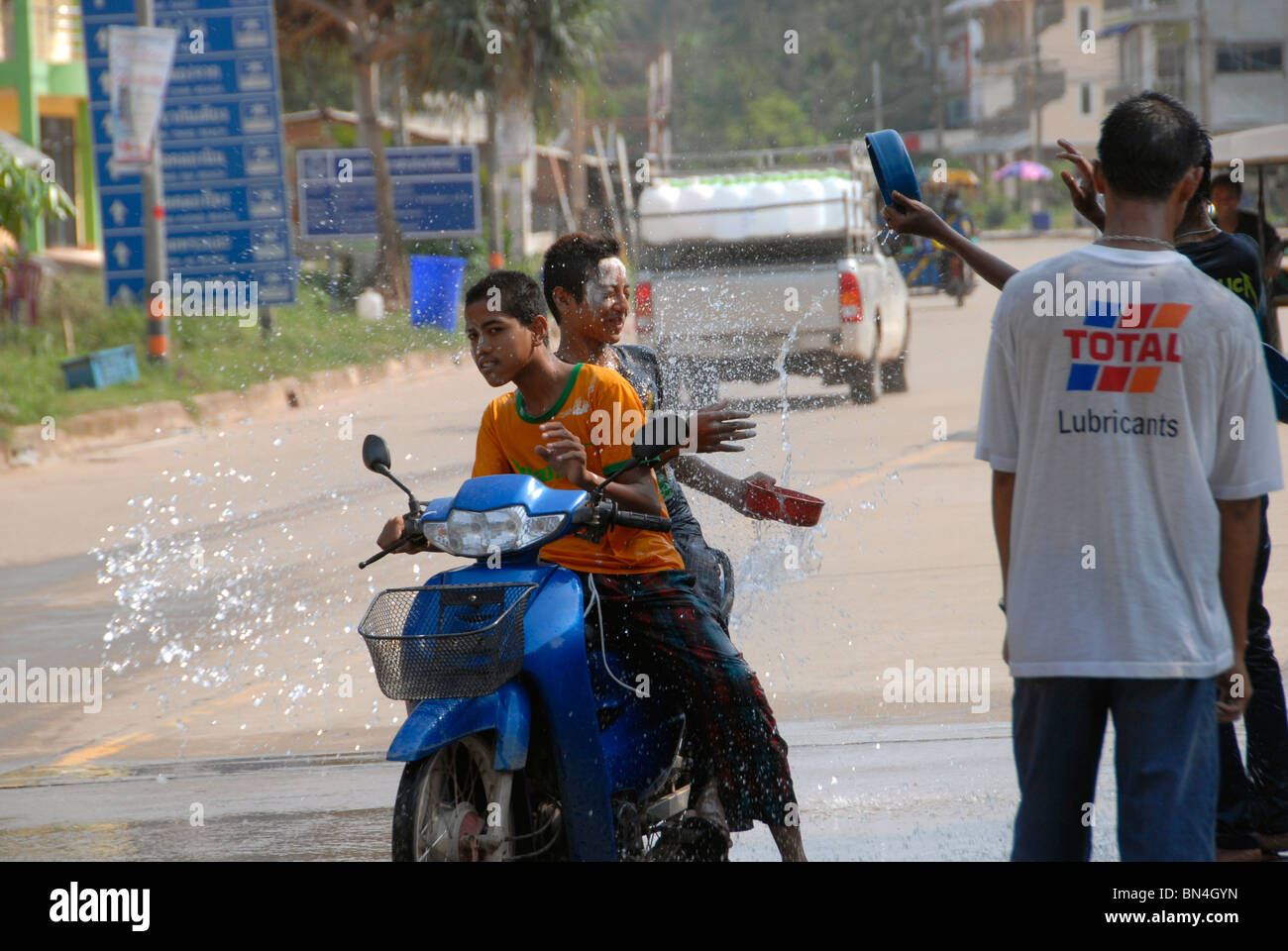 Les habitants et les touristes étrangers célébrer Songkran Nouvel An Thaï avec de l'eau se bat dans les rues de Koh Lanta Thaïlande du sud Banque D'Images