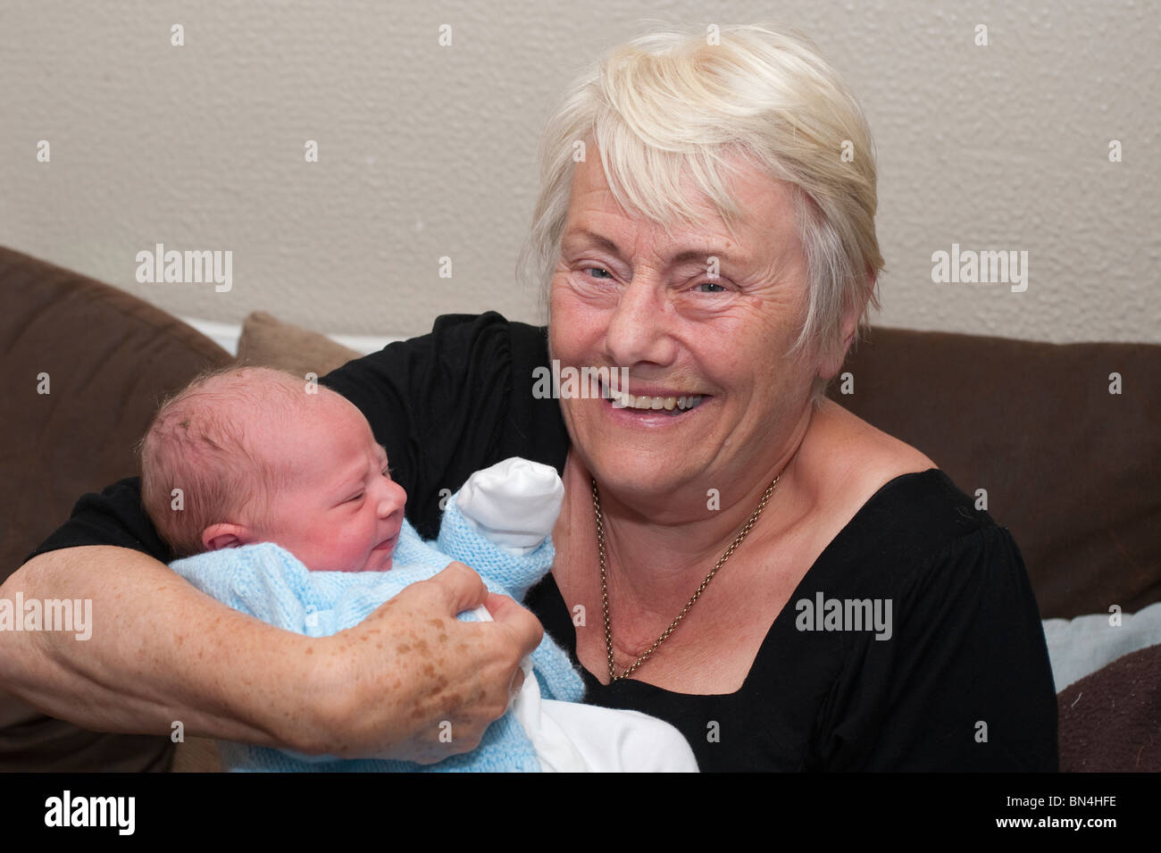 Un fier grand-mère avec son petit-fils Banque D'Images
