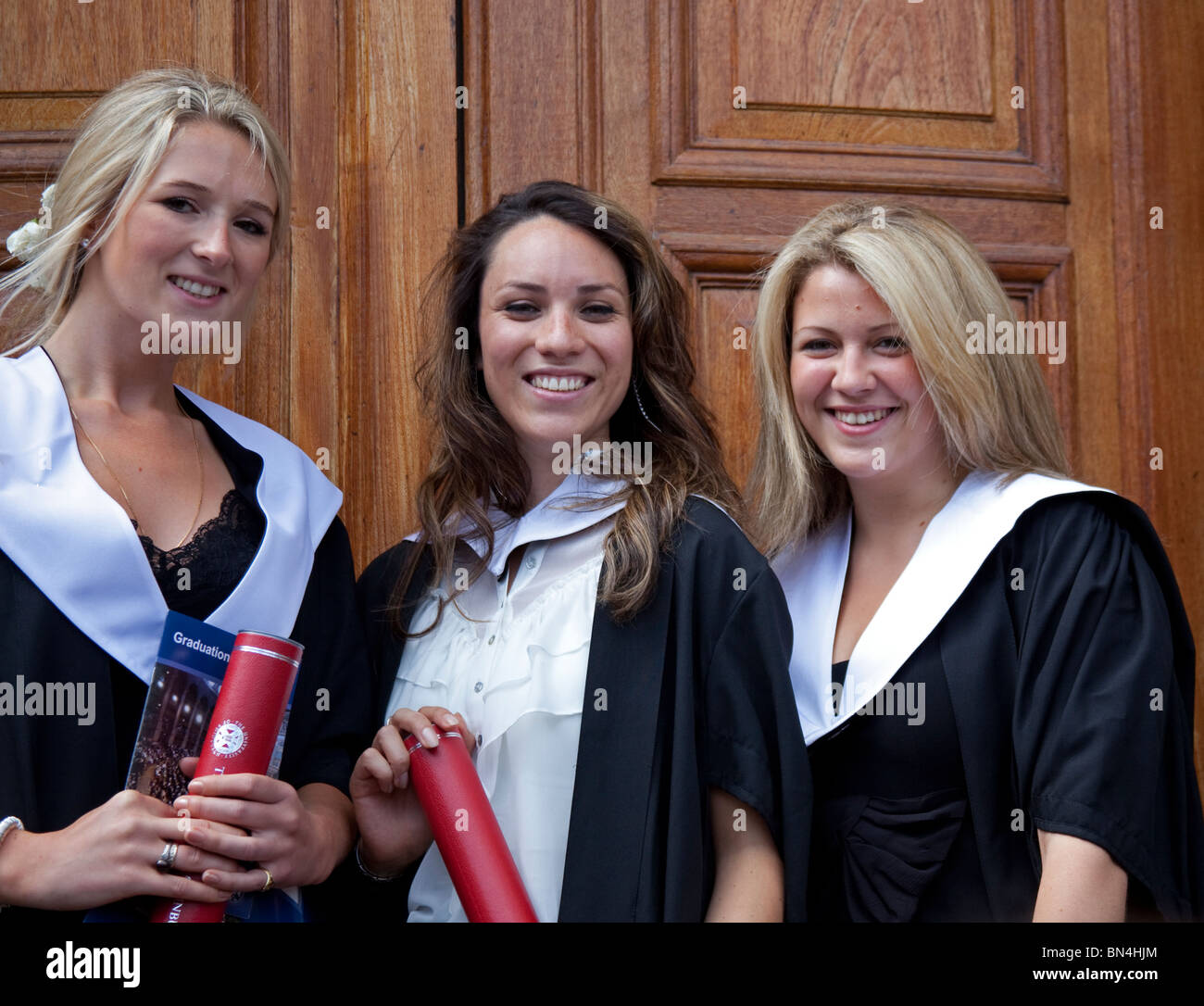 Trois des étudiants diplômés de l'Université d'Édimbourg en Écosse, Angleterre Europe Banque D'Images