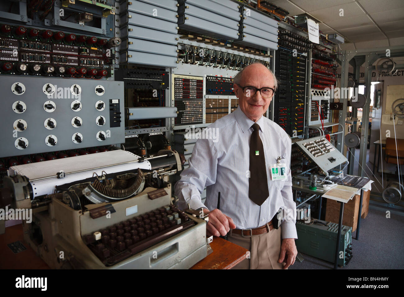 Vente Tony qui a dirigé l'équipe qui a construit cette réplique de l'ordinateur Colossus à Bletchley Park. Banque D'Images