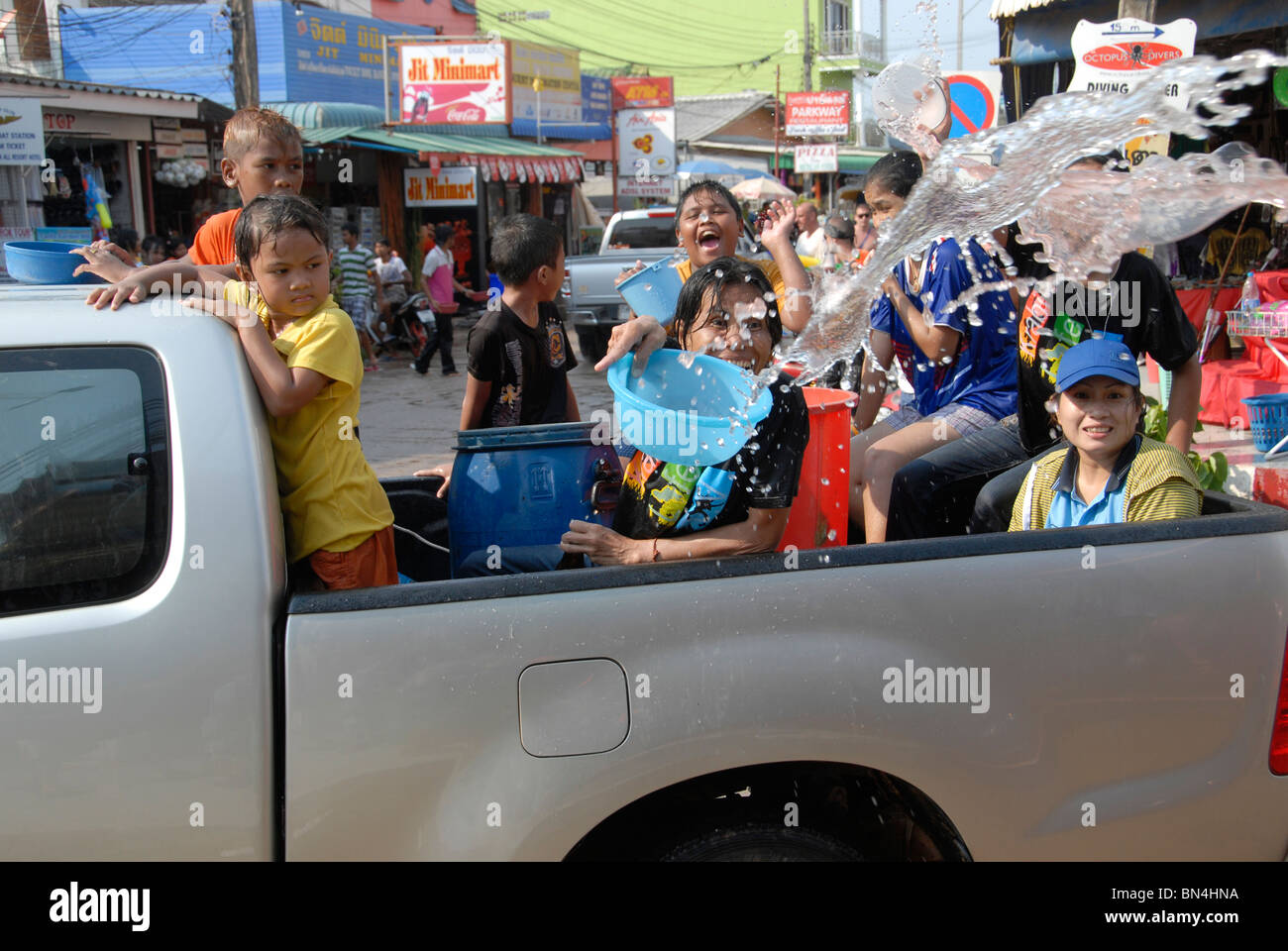 Les habitants et les touristes étrangers célébrer Songkran Nouvel An Thaï avec de l'eau se bat dans les rues de Koh Lanta Thaïlande du sud Banque D'Images