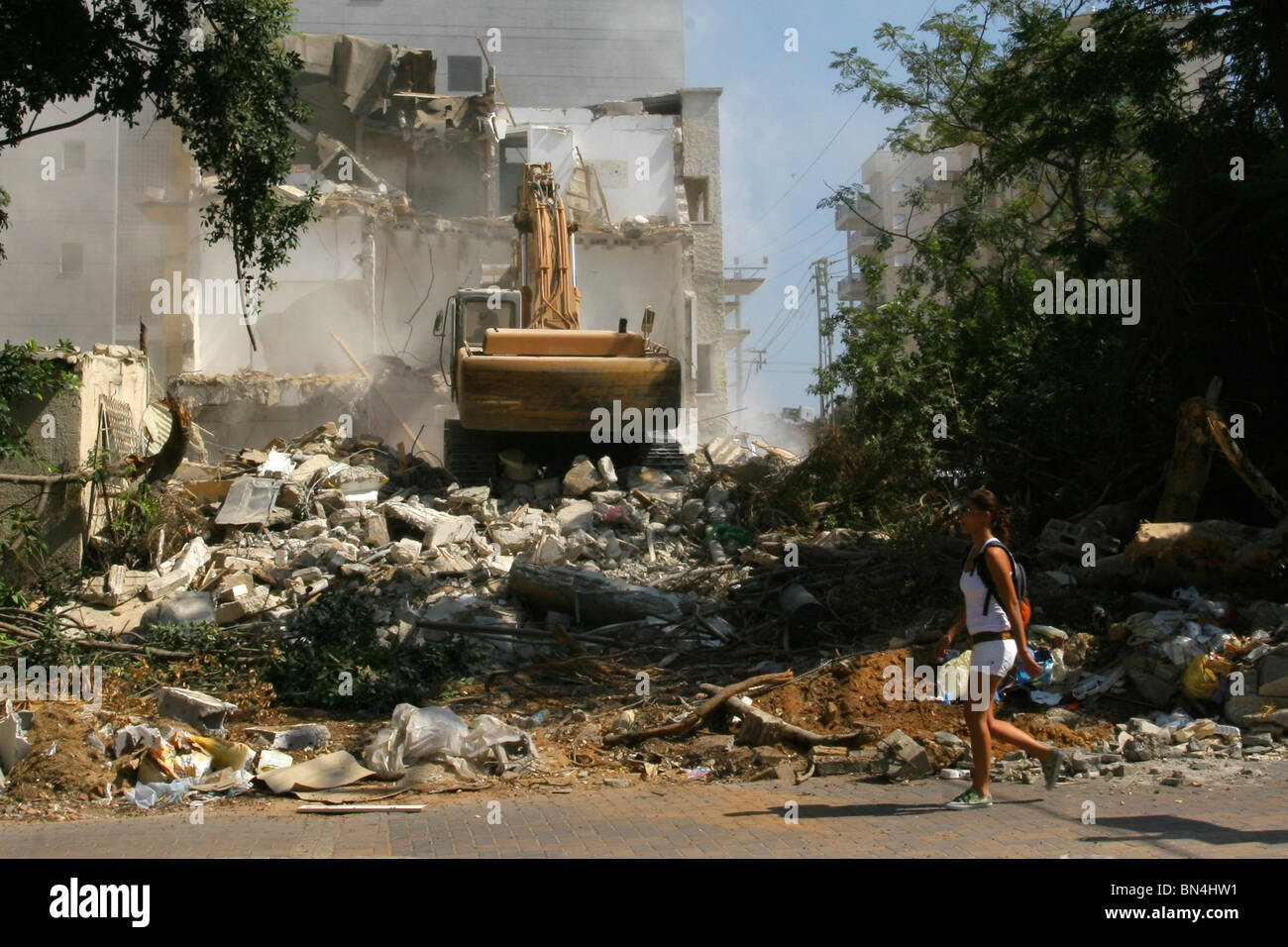 Israël, Natanya, la démolition d'un bâtiment ancien pour faire place à un nouveau bâtiment moderne élevé. Banque D'Images