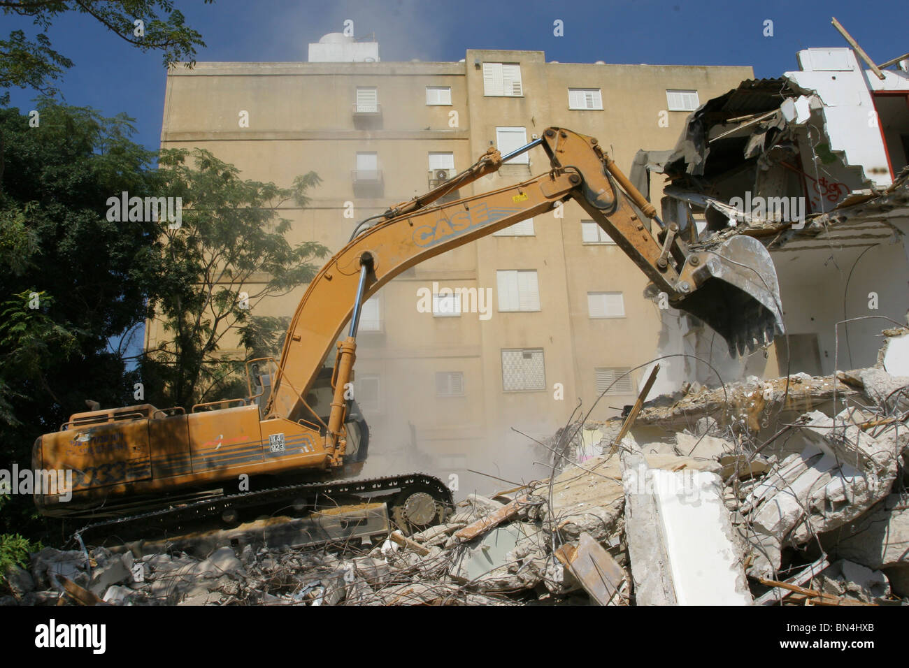 Israël, Natanya, la démolition d'un bâtiment ancien pour faire place à un nouveau bâtiment moderne élevé. Banque D'Images