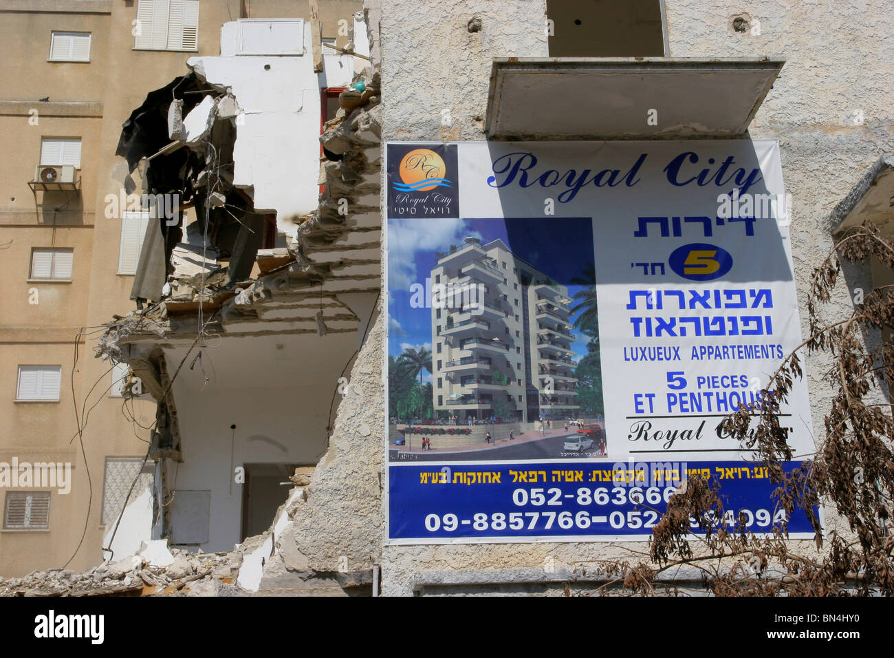 Israël, Natanya, la démolition d'un bâtiment ancien pour faire place à un nouveau bâtiment moderne élevé. Banque D'Images