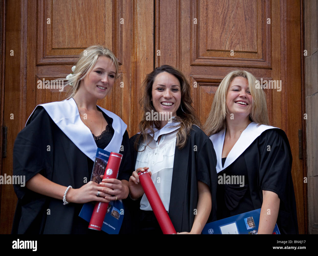 Trois des étudiants diplômés de l'Université d'Édimbourg en Écosse, Angleterre Europe Banque D'Images