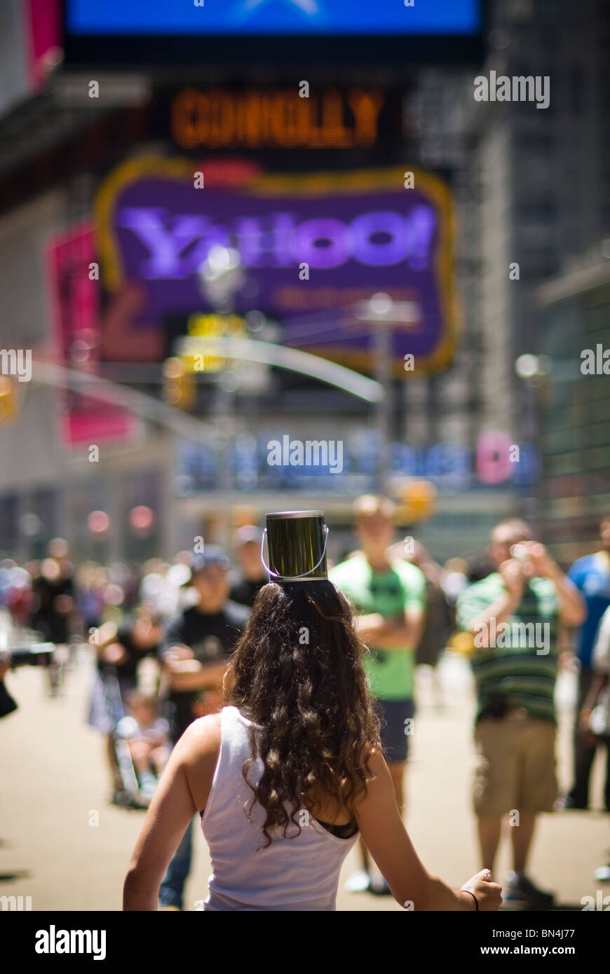 Artistes jouent "spillover" par l'équilibre entre l'eau et de colorant alimentaire un mélange ressemblant à l'huile dans une pièce d'art performance à New York Banque D'Images