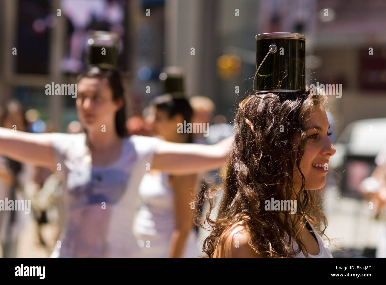 Artistes jouent "spillover" par l'équilibre entre l'eau et de colorant alimentaire un mélange ressemblant à l'huile dans une pièce d'art performance à New York Banque D'Images