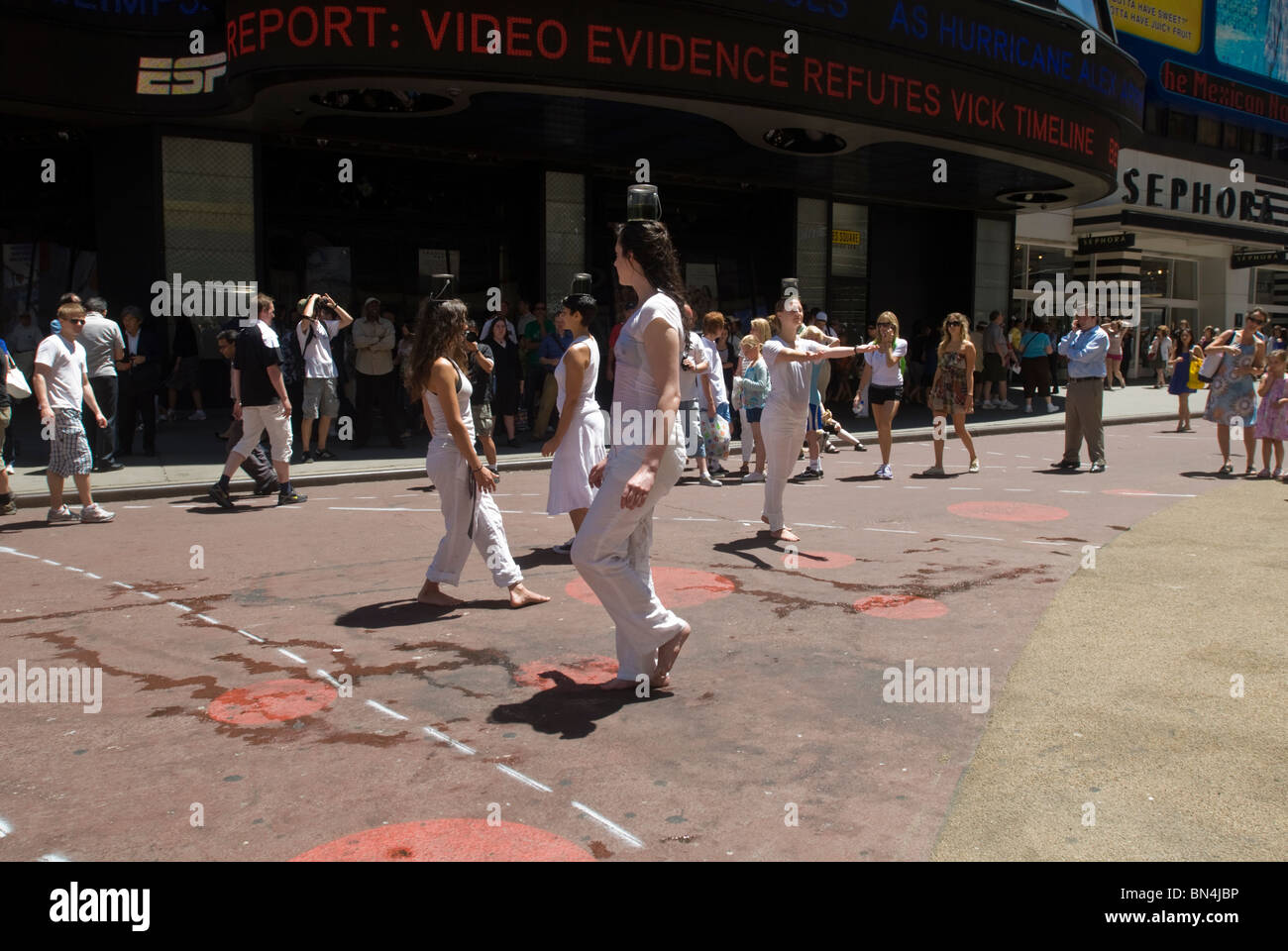 Artistes jouent "spillover" par l'équilibre entre l'eau et de colorant alimentaire un mélange ressemblant à l'huile dans une pièce d'art performance à New York Banque D'Images