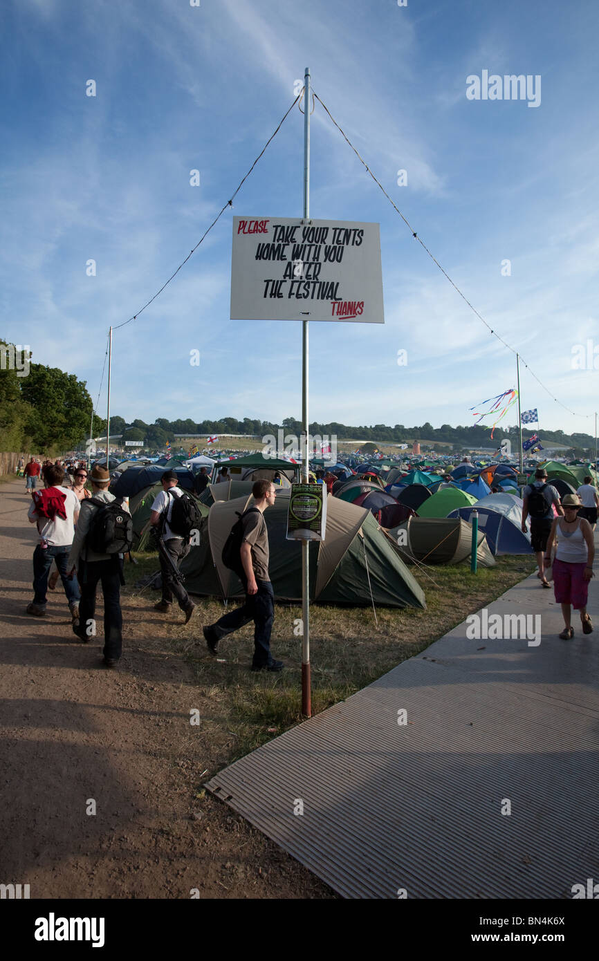 Veuillez prendre votre tente à la maison après le festival inscription au festival de Glastonbury 2010 Banque D'Images