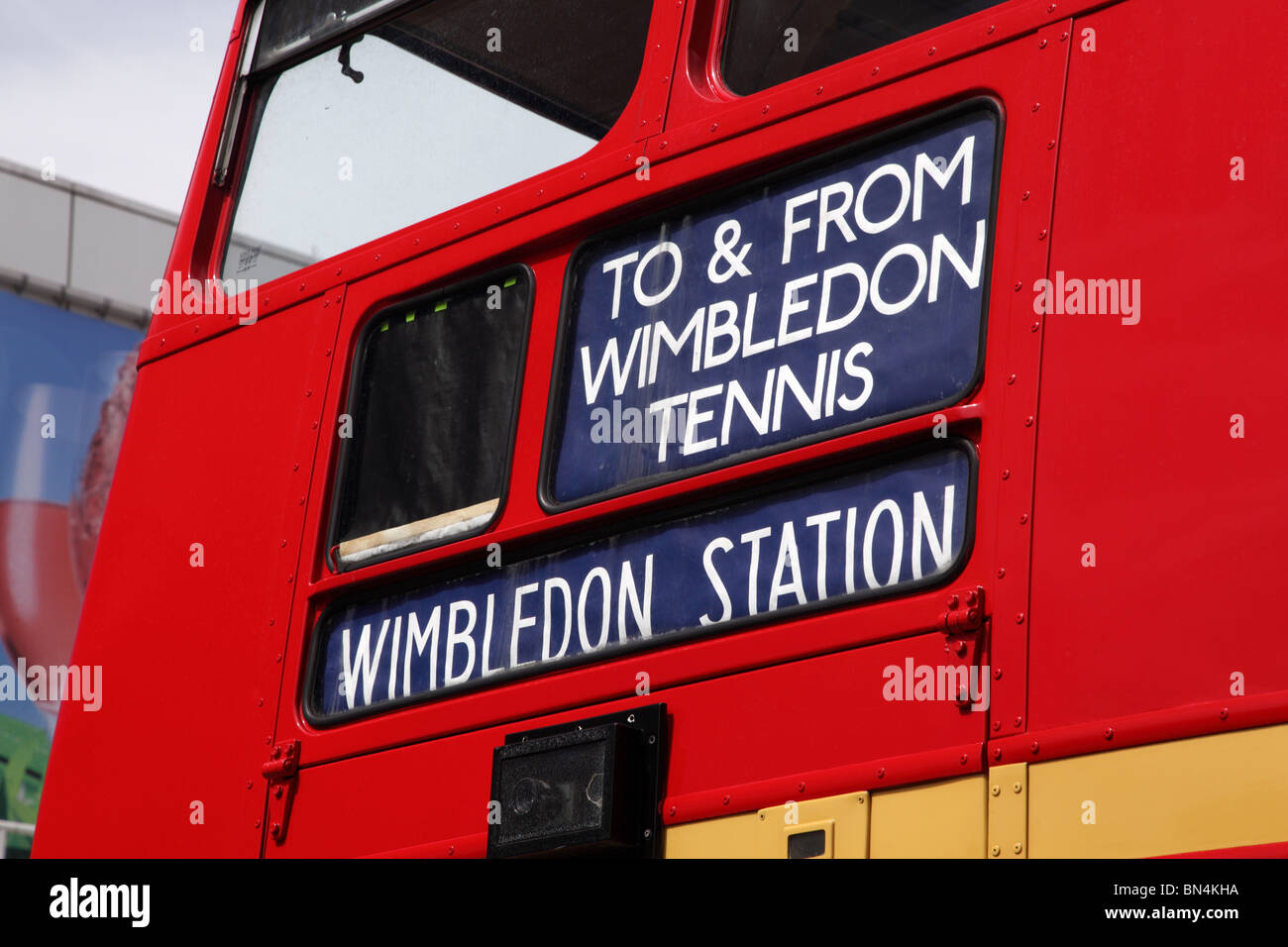 Inscrivez-vous sur l'une des navettes de tournoi de tennis de Wimbledon tennis à Wimbledon la semaine durant, Merton, London, SW19. Banque D'Images