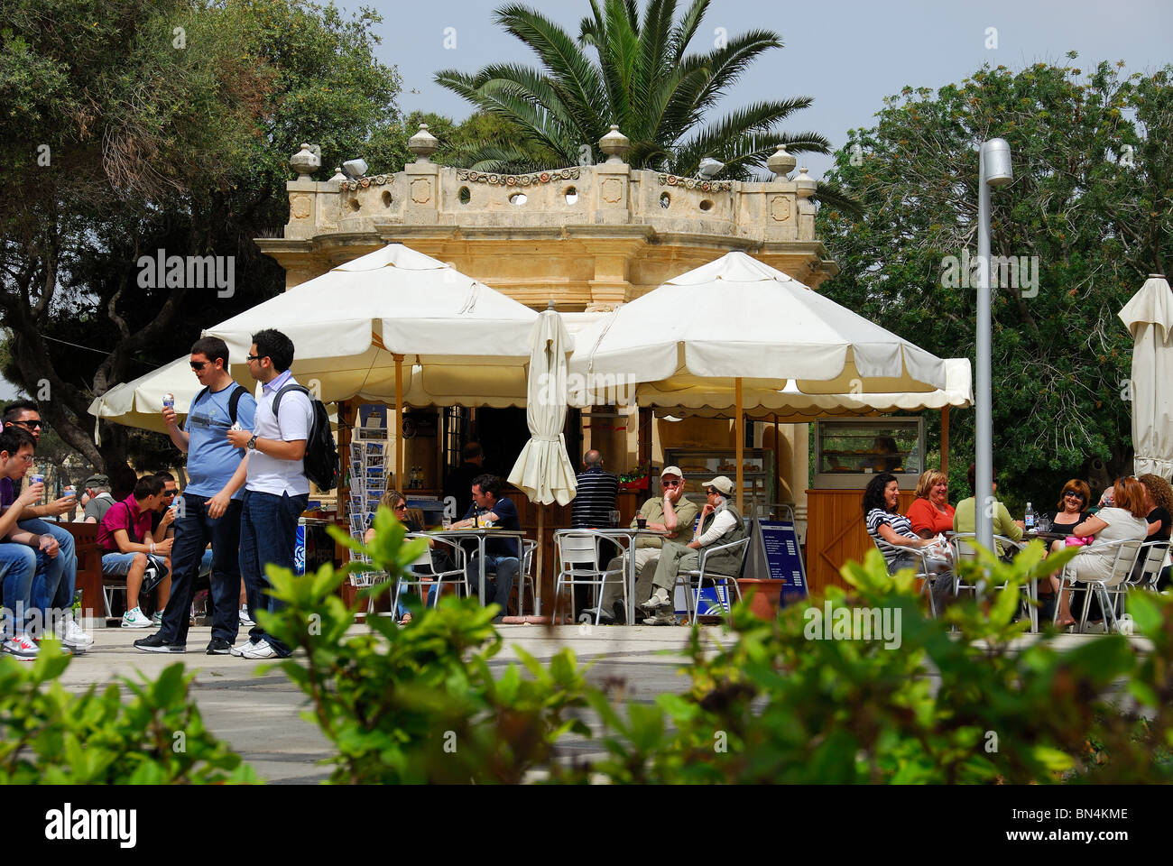 La Valette, MALTE. Un café en plein air dans le coin supérieur Jardins Barrakka. 2010. Banque D'Images