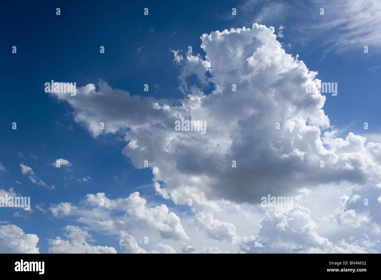 Ciel bleu et nuages Banque D'Images