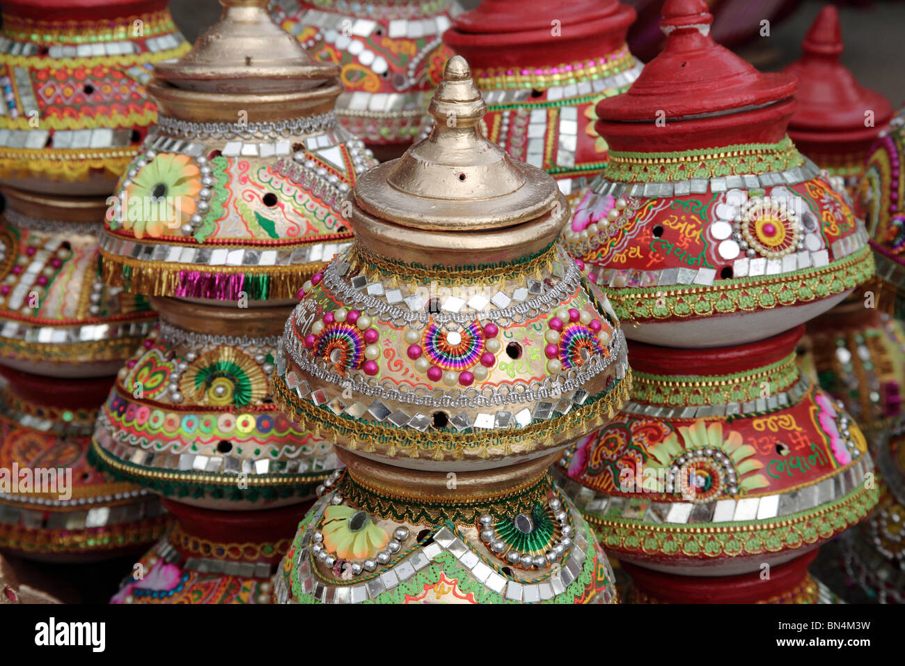 Navaratri dandiya garba Festival ; le pot en terre décoratif ; Ghatkopar ; Bombay Mumbai Maharashtra ; Inde ; Banque D'Images