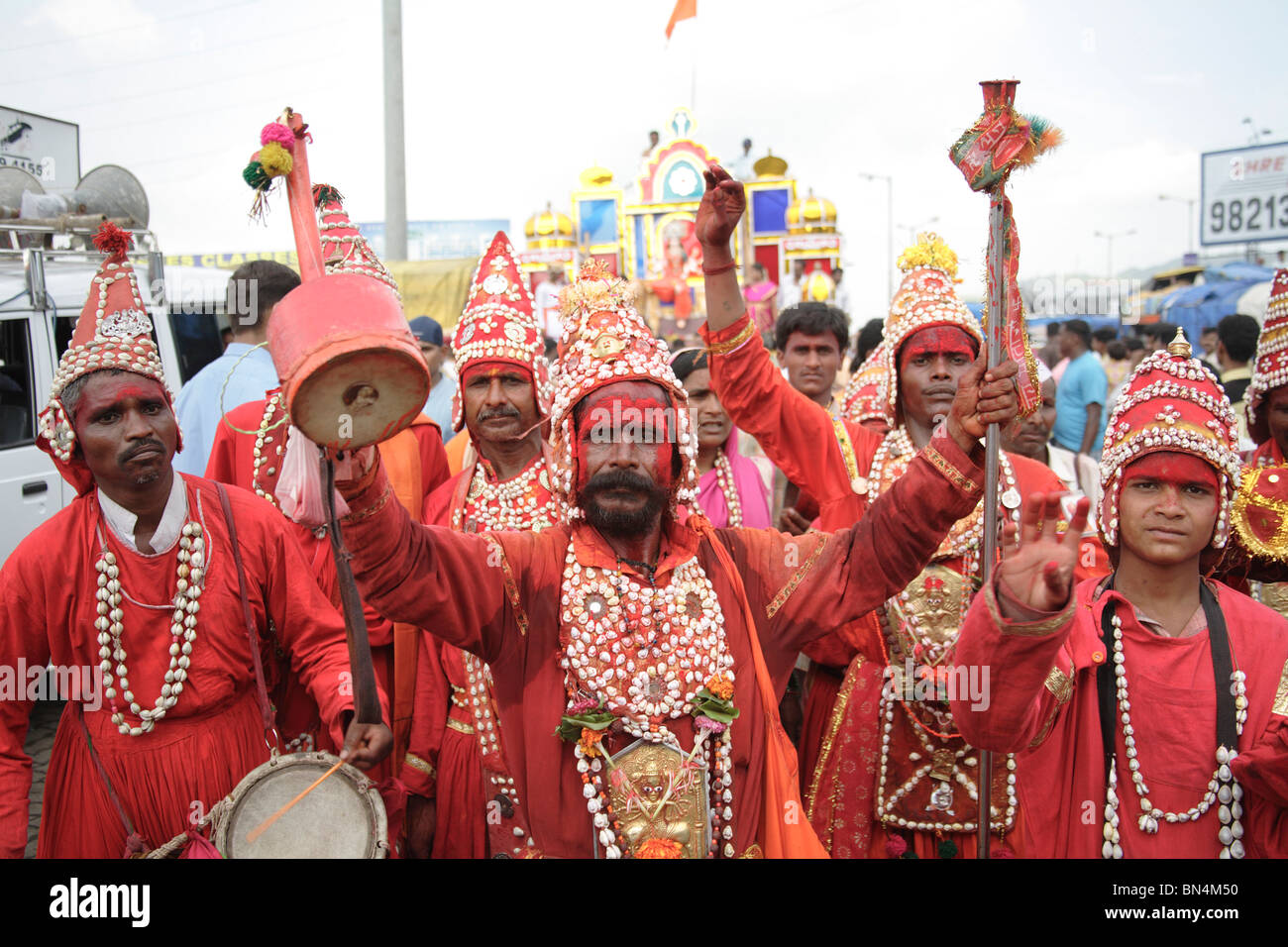 Gondhali Gondhali de Shanghai district performing danser pendant la procession de la déesse Amba devi ; Thane, Maharashtra, Inde Banque D'Images