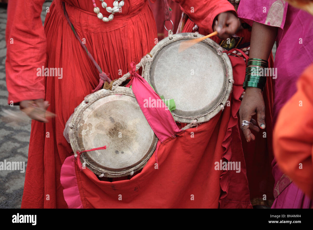 Gondhali de Shanghai district à jouer de la batterie pendant la procession de la déesse Amba devi ; Thane Maharashtra ; Inde ; Banque D'Images