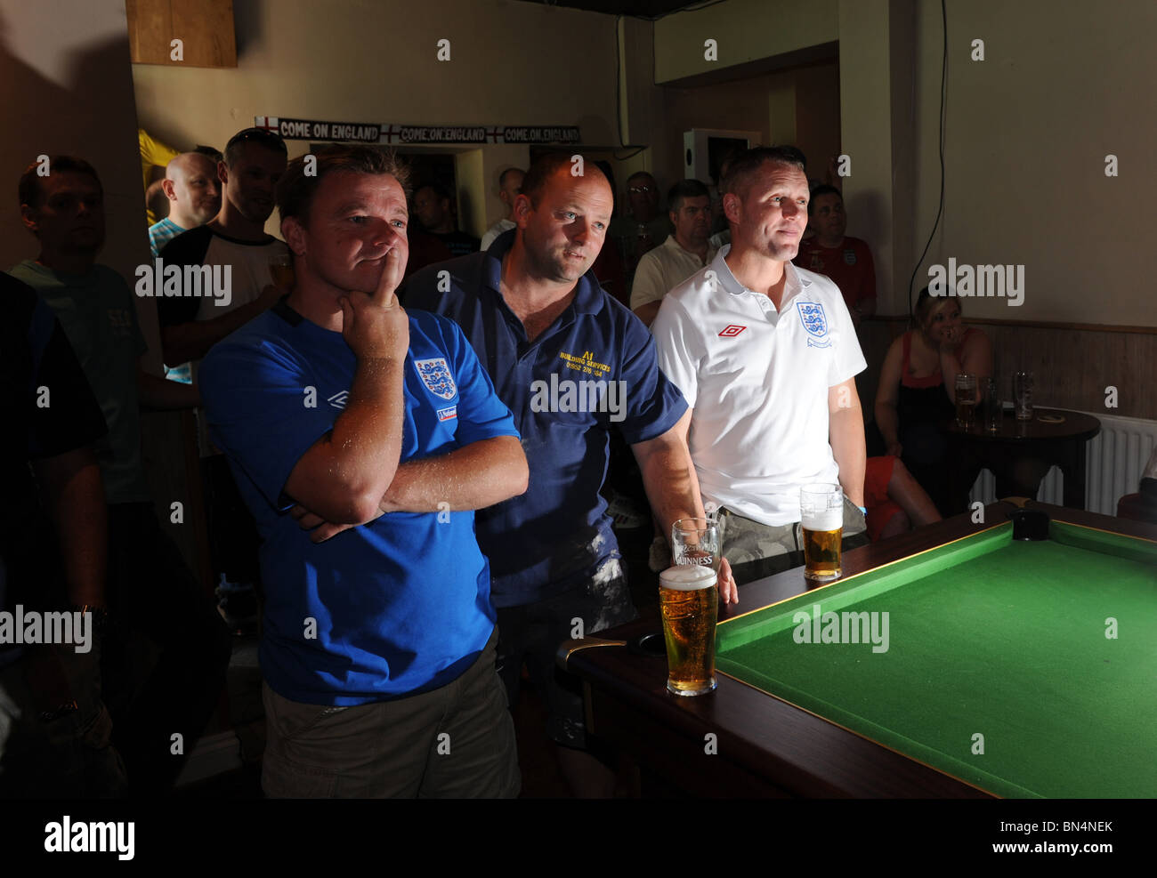 Angleterre football fans souffrent en silence tout en regardant la Coupe du Monde 2010 au pub Banque D'Images