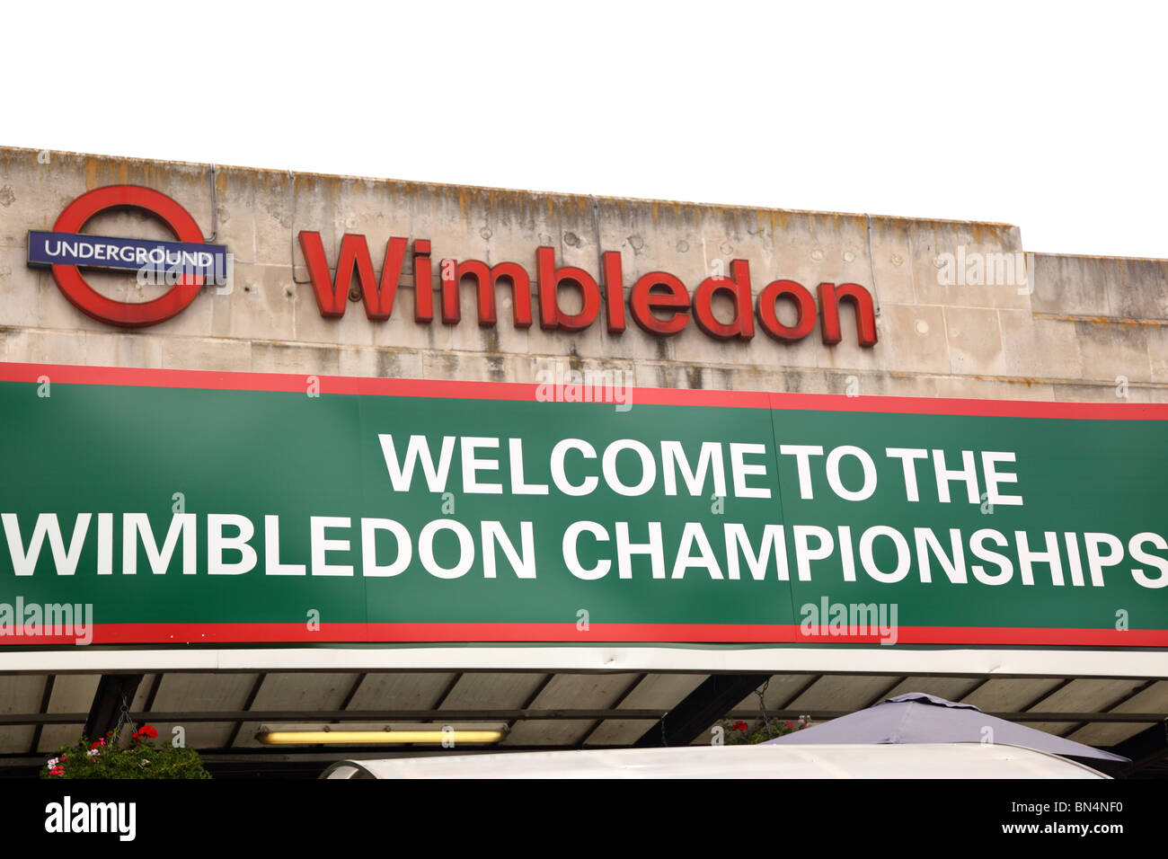 Vue de l'entrée jusqu'à Wimbledon ferroviaire principale et de la station de métro au cours de l'tournoi de tennis de Wimbledon, London, SW19. Banque D'Images