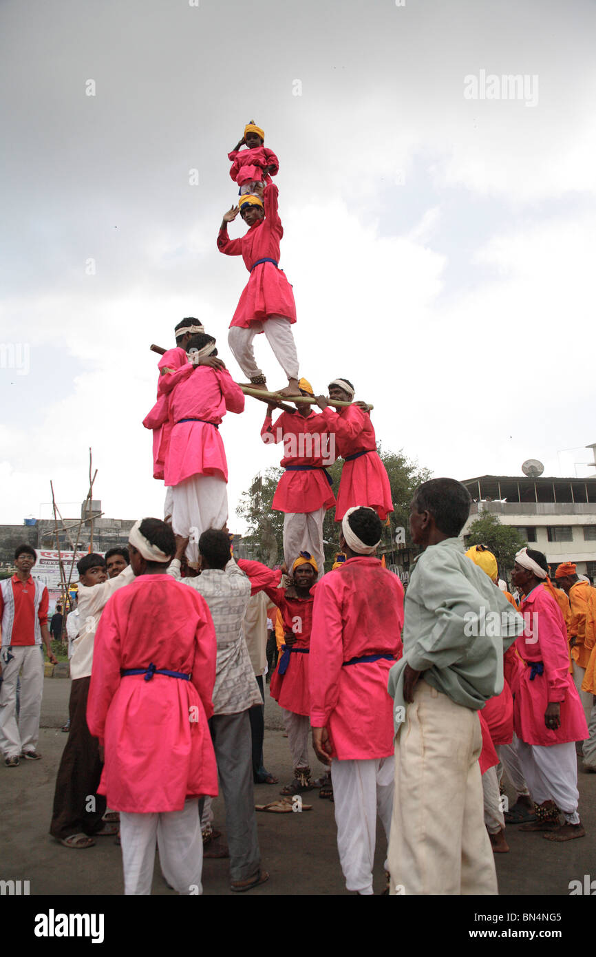 La danse tribal Warli ; acrobatie ; procession religieuse de la déesse Amba devi arrivée ; Thane Maharashtra ; Inde ; Banque D'Images