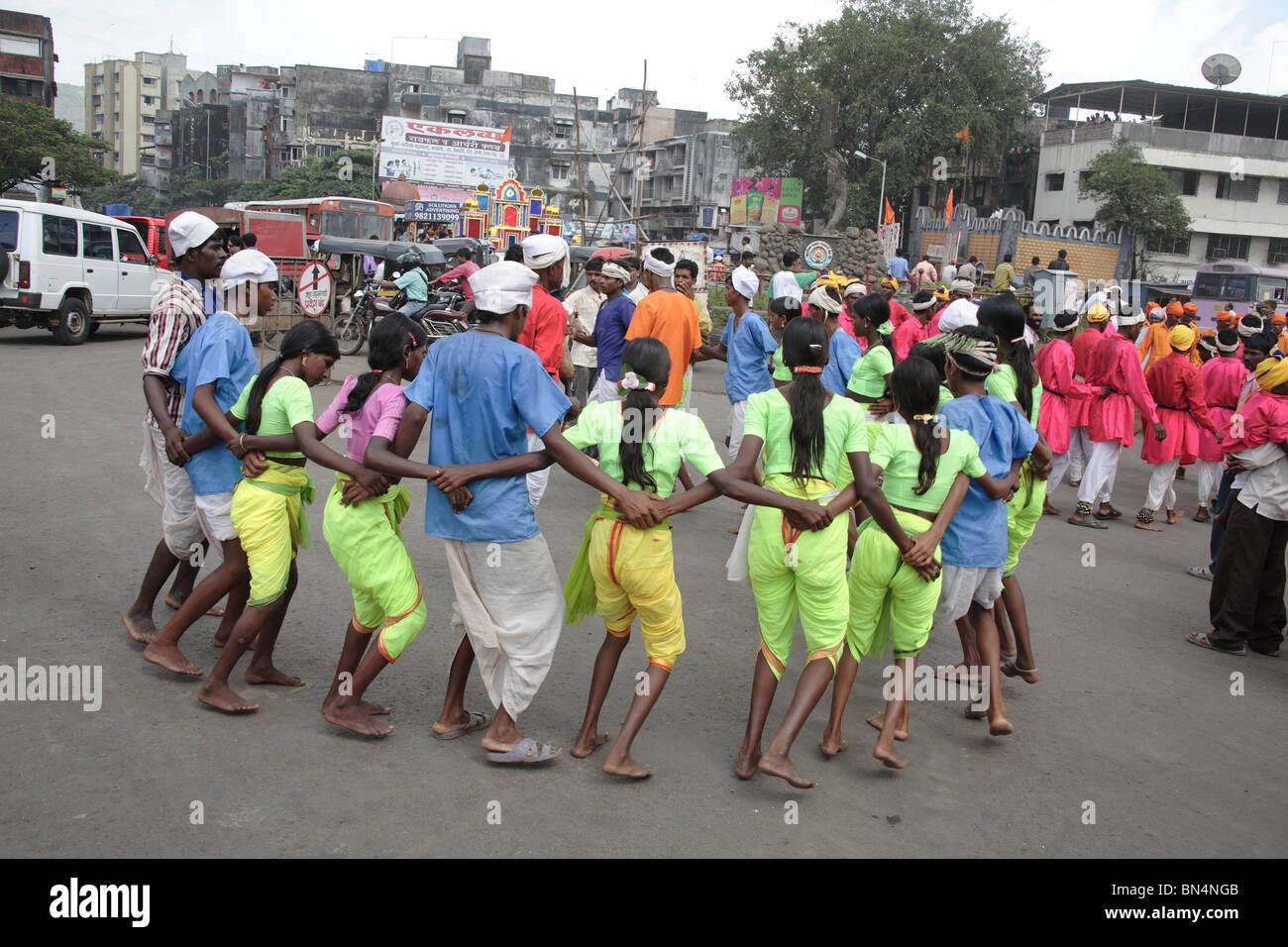 La danse tribal Warli sur route au cours de la procession religieuse de la déesse Amba devi arrivée ; Thane Maharashtra ; Inde ; Banque D'Images