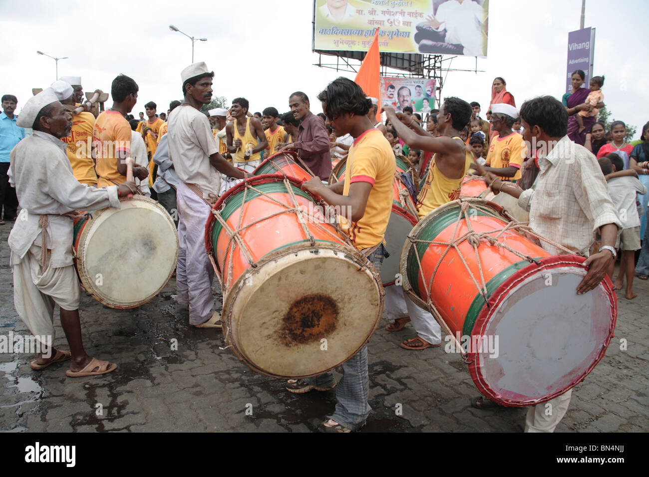 Les hommes à jouer de la batterie lors de procession religieuse d'Amba devi de arrivée à Tembhi ; Kalwa Naka Thane Maharashtra ; Inde ; Banque D'Images