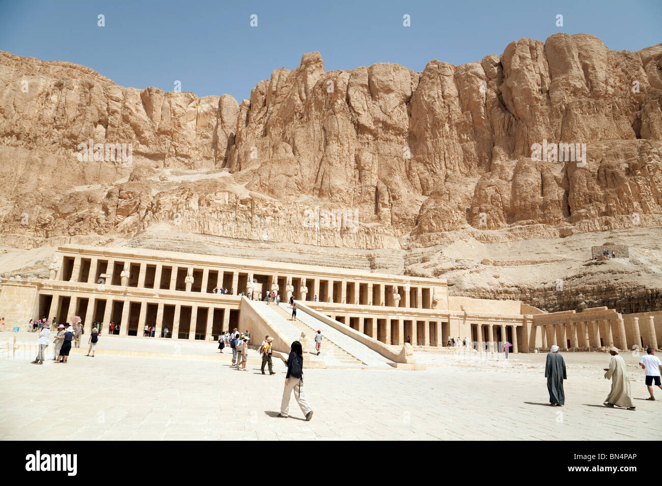 Les touristes visitant le temple funéraire d'Hatchepsout, Deir el Bahri, Luxor, Egypt Banque D'Images