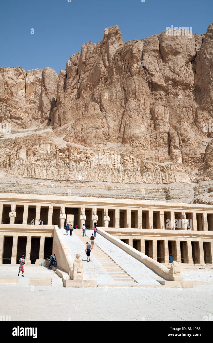 Les touristes visitant le temple funéraire d'Hatchepsout (Deir el Bahri) à Louxor, Egypte Banque D'Images