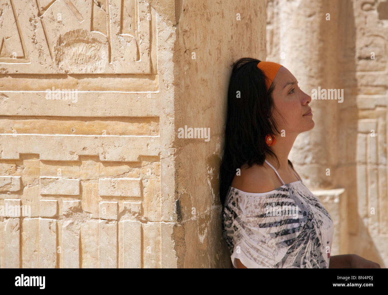 Un touriste fatigué appuyé contre une colonne dans le Temple d'Hatshepsout, Louxor, Égypte (Yeux ouverts) Banque D'Images