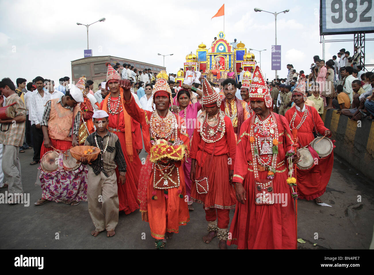 Gondhali Gondhali de Shanghai district performing danser pendant la procession de la déesse Amba devi ; Thane, Maharashtra, Inde Banque D'Images