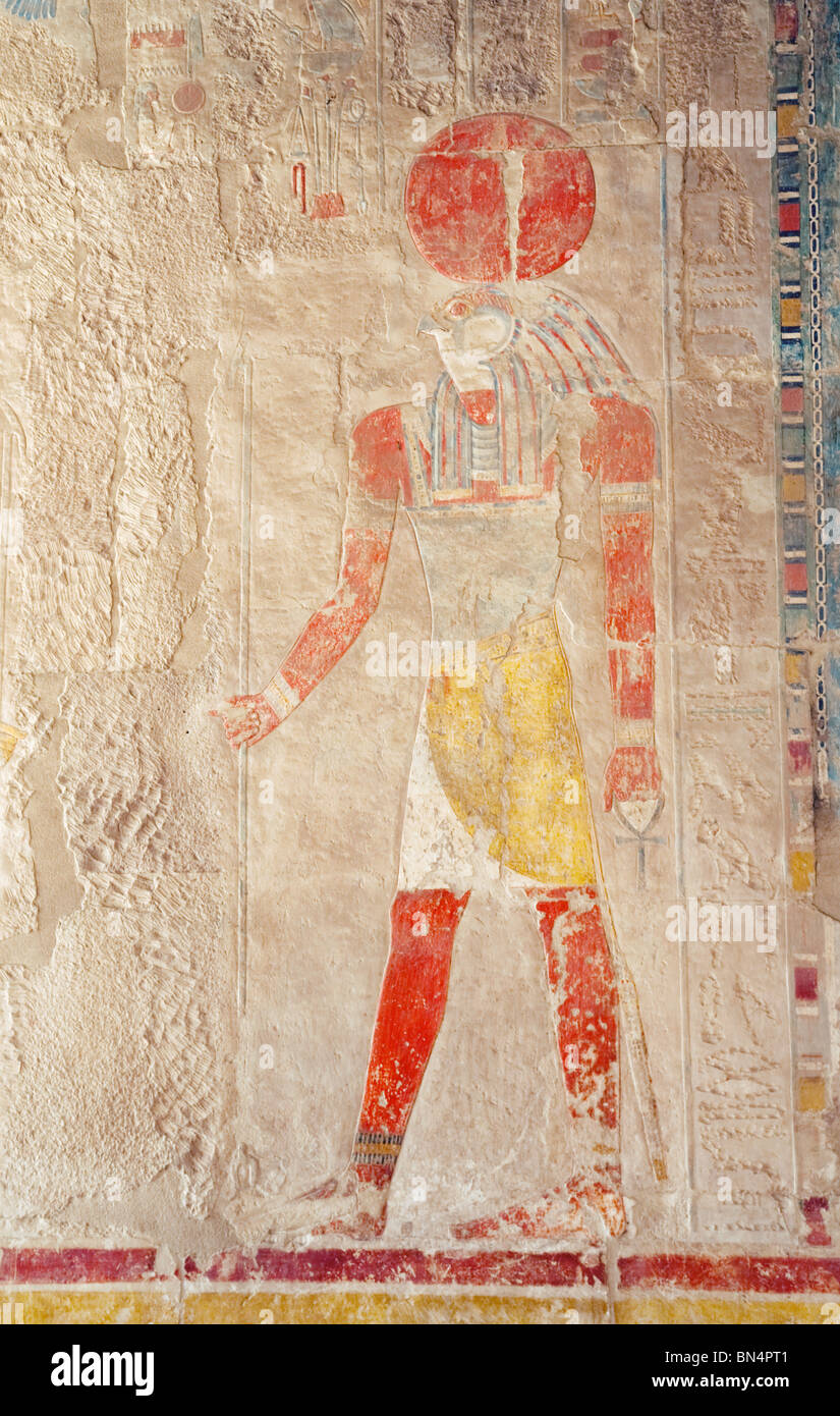 Sculpture bas-relief du Dieu Soleil Ra, un dieu à tête de faucon avec un disque solaire sur sa tête ; le Temple d'Hatshepsout, Luxor, Egypte Banque D'Images