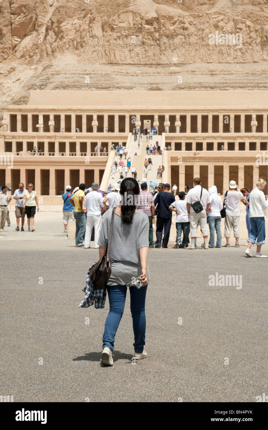 Les touristes visitant le temple funéraire d'Hatchepsout, Deir el Bahri, Luxor, Egypt Banque D'Images