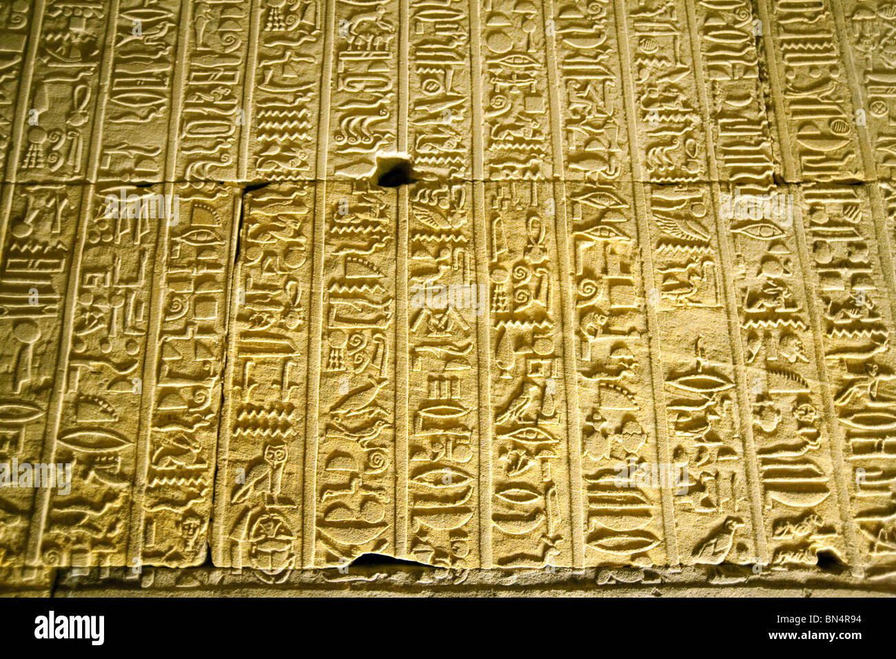 Les hiéroglyphes gravés sur le mur, le Temple d'Horus à Edfou, Haute Egypte Banque D'Images