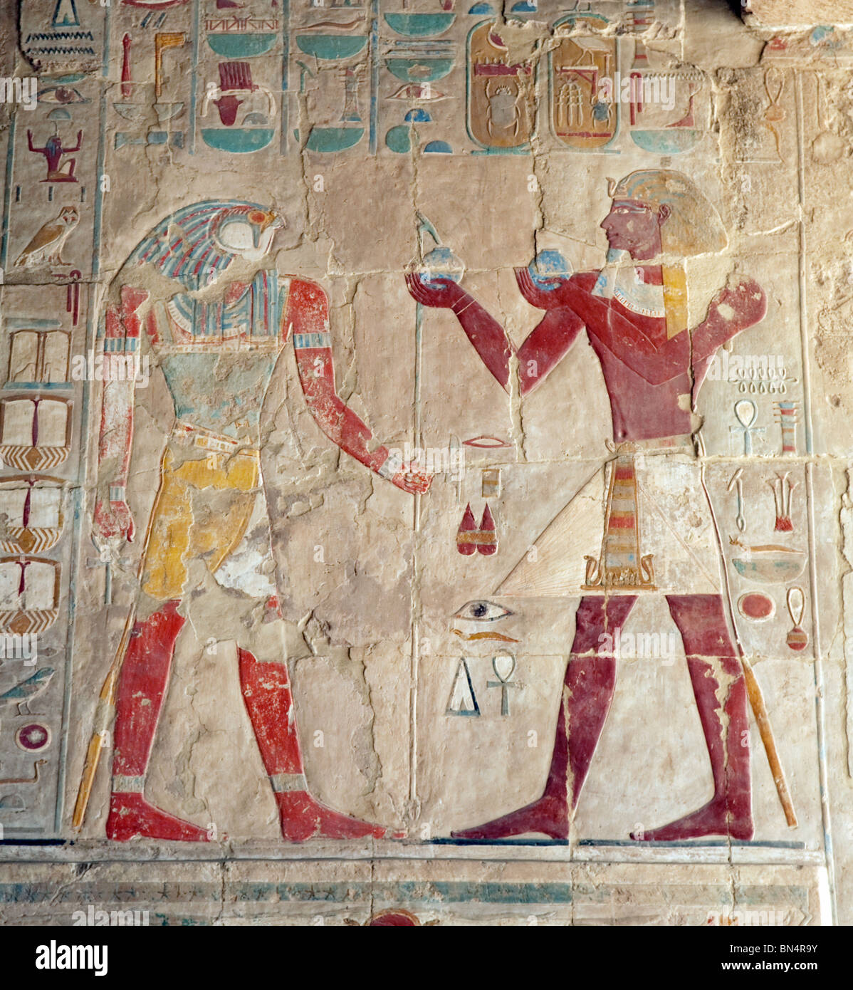 Bas relief image du temple de Hatshepsut, Louxor, Egypte, le pharaon (à droite) faisant des offrandes au Dieu Horus Banque D'Images