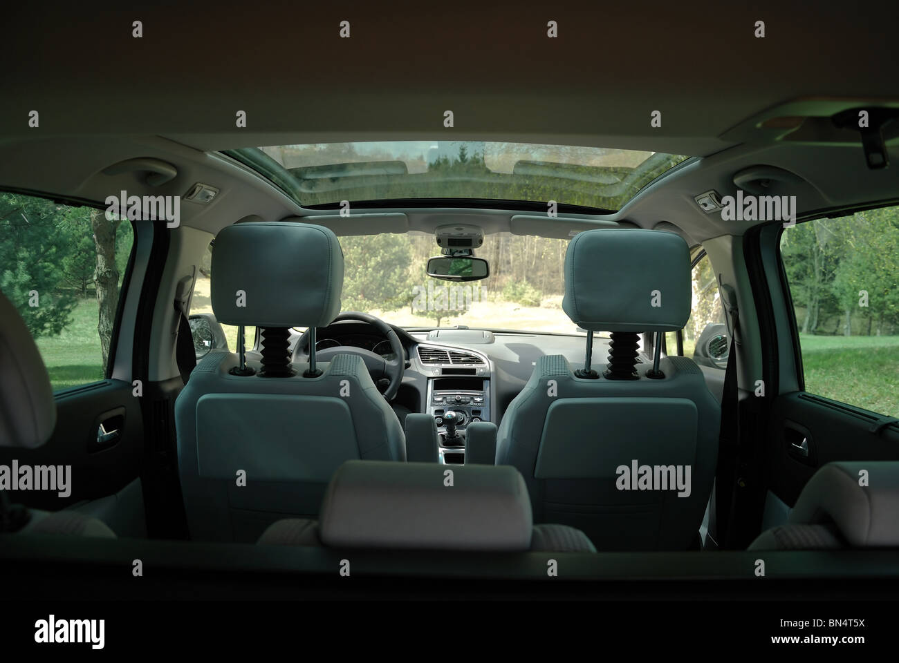 Peugeot 5008 - MONOSPACE, mini-van - l'intérieur, la cabine - toit ouvrant en verre panoramique, planche de bord, poste de pilotage, sièges, appuie-tête, windows Banque D'Images