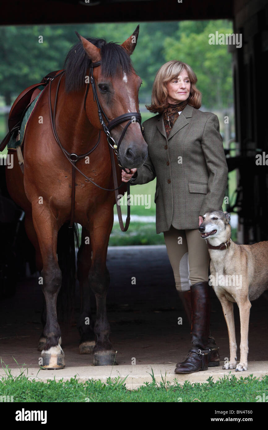 Dame Femme chien chasseur cheval lurcher portant tenue vestimentaire chasse Photo Stock Alamy