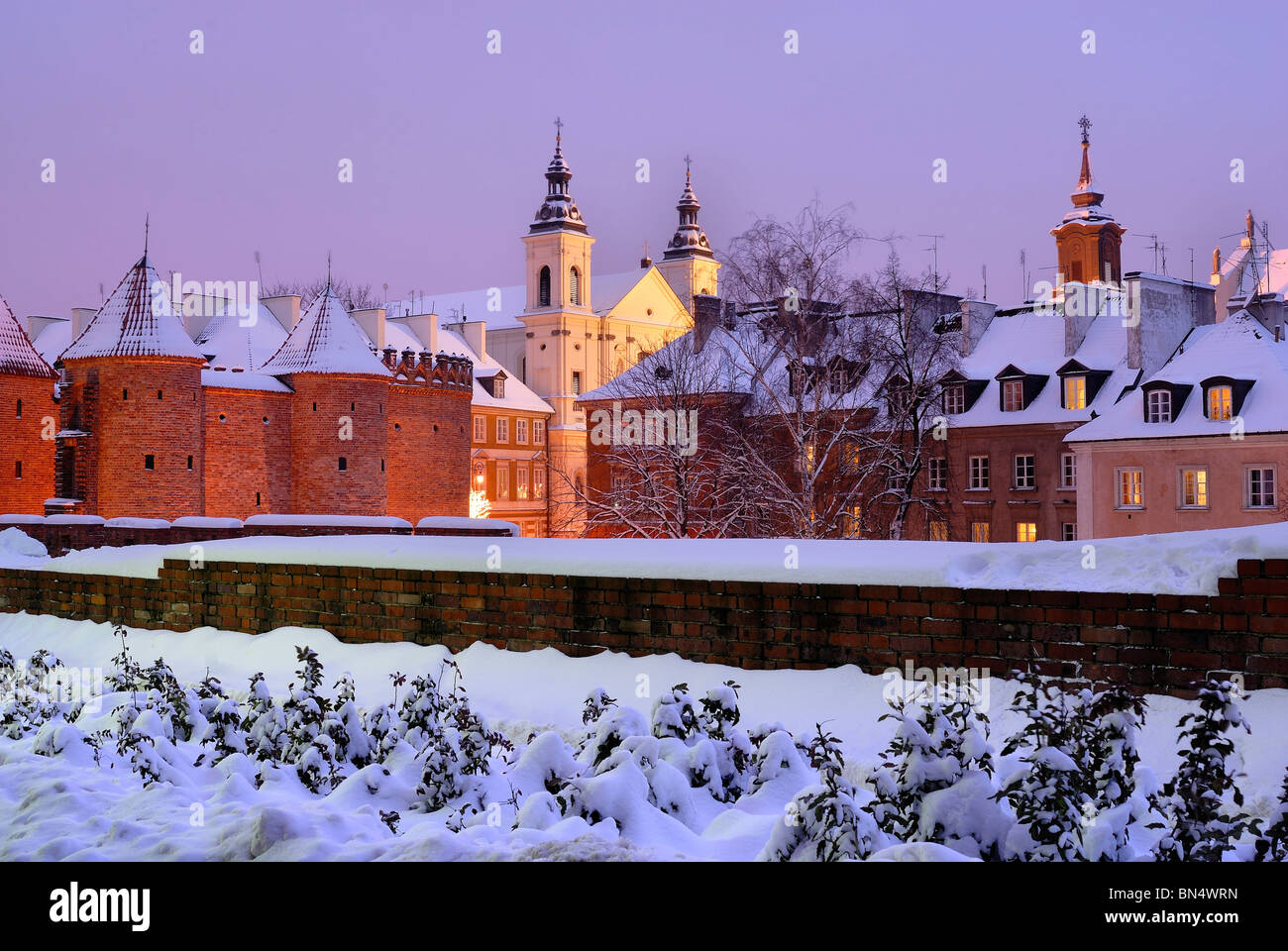 La neige a couvert vue sur la vieille ville, Varsovie, Pologne. Banque D'Images