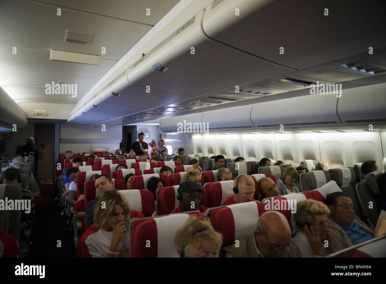 Intérieur de Virgin Atlantic Boeing 747 jumbo jet transatlantique avec la section de l'économie et les passagers Banque D'Images