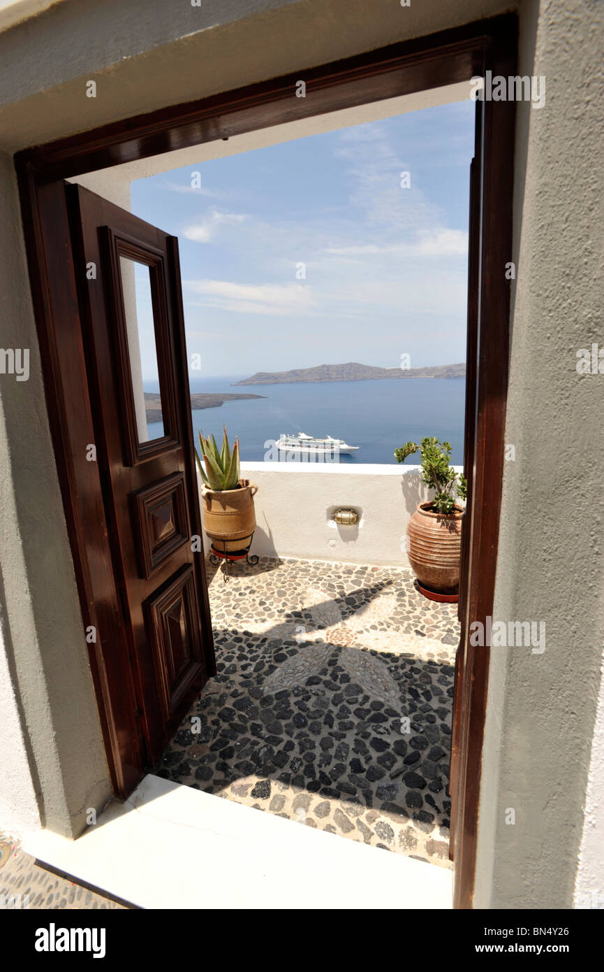 Entrée d'un hôtel à Fira Santorini Cyclades Grèce Banque D'Images