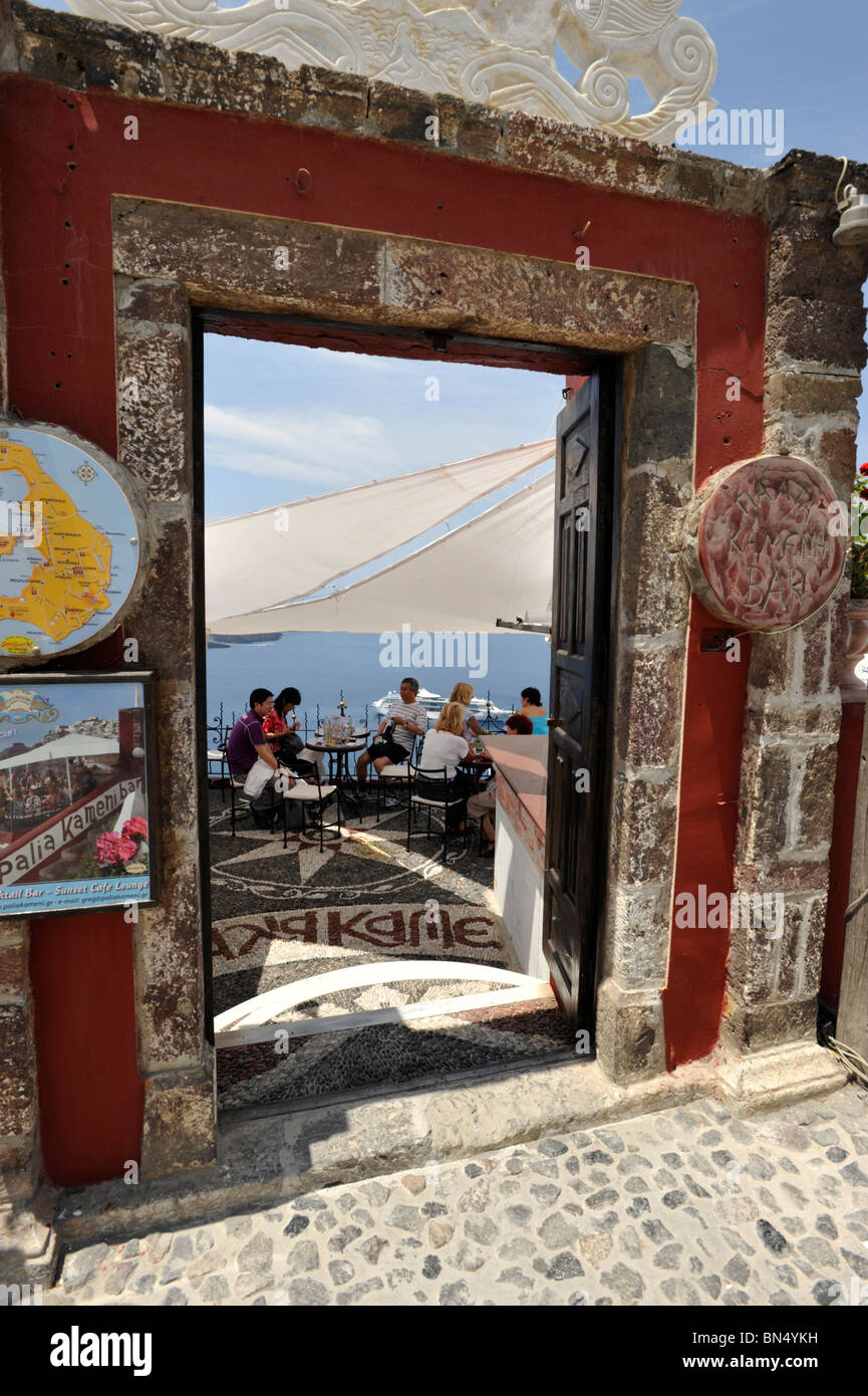 Cliff top restaurant dans la ville de Fira Santorini Cyclades Grèce Banque D'Images