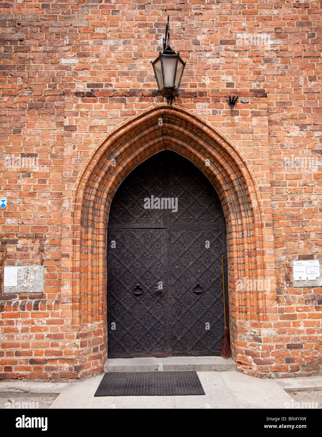 Vieille église restaurée de la Visitation de la Vierge Marie dans la nouvelle ville de Varsovie en Pologne avec la porte solide Banque D'Images