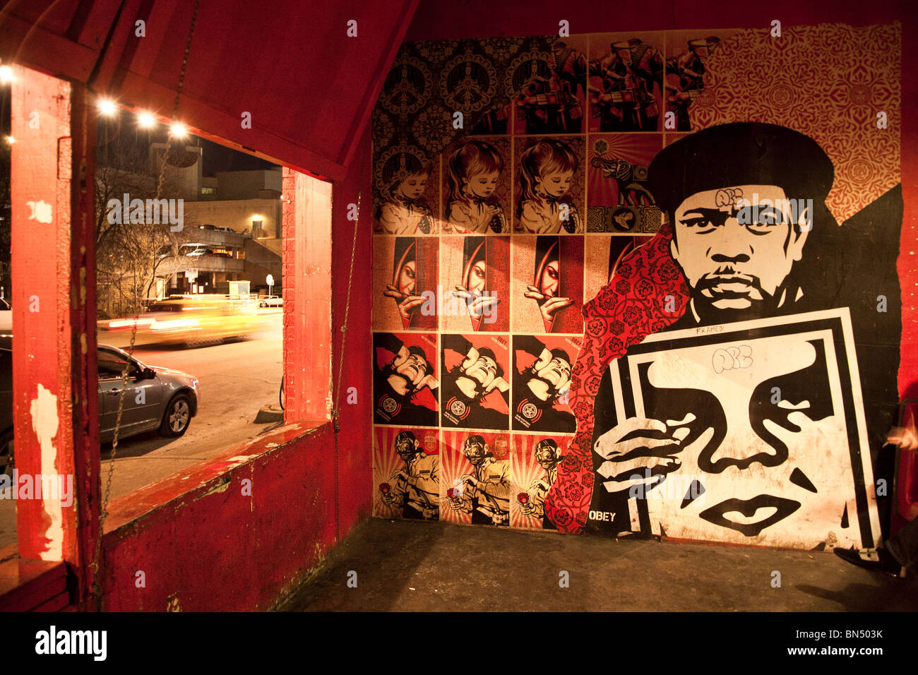 Shepard Fairey Coller fresque à Austin, Texas au bar Red 7 Banque D'Images