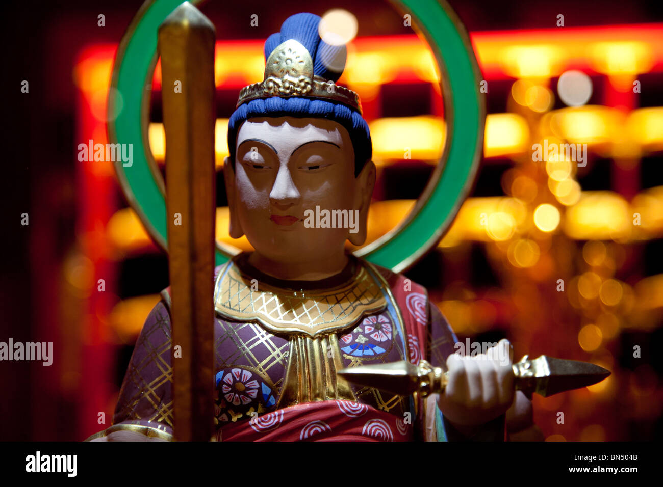 Une figurine religieuse dans le Temple de la dent du Bouddha à Singapour Banque D'Images