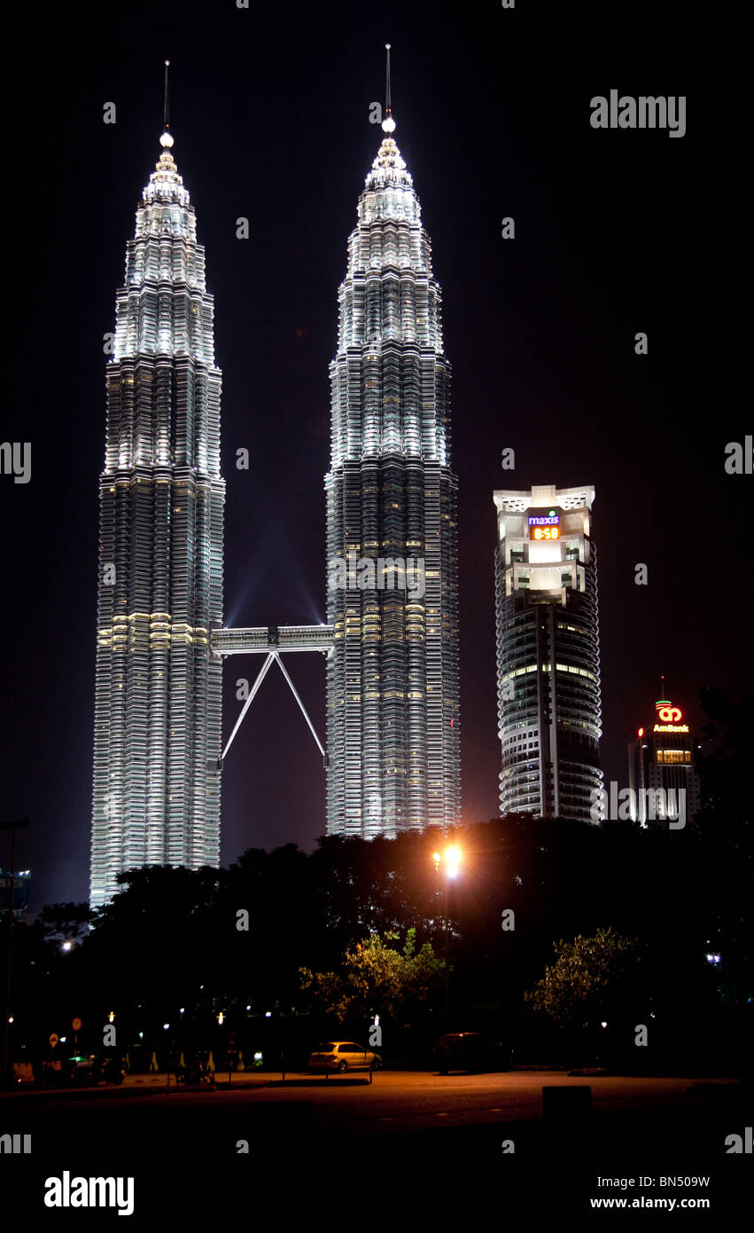 Les Tours Petronas à Kuala Lumpur, nuit en Malaisie Banque D'Images