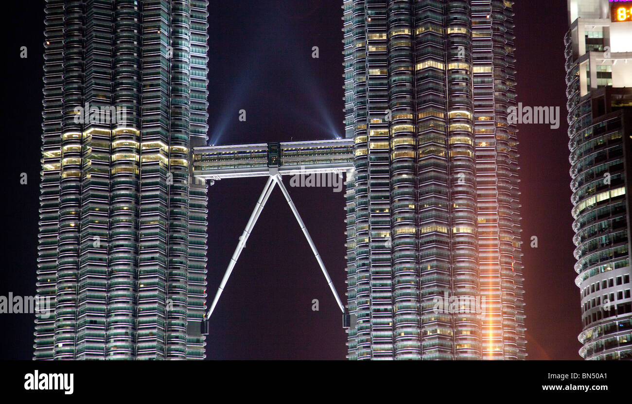 Les Tours Petronas Bridge at Night à Kuala Lumpur, Malaisie Banque D'Images