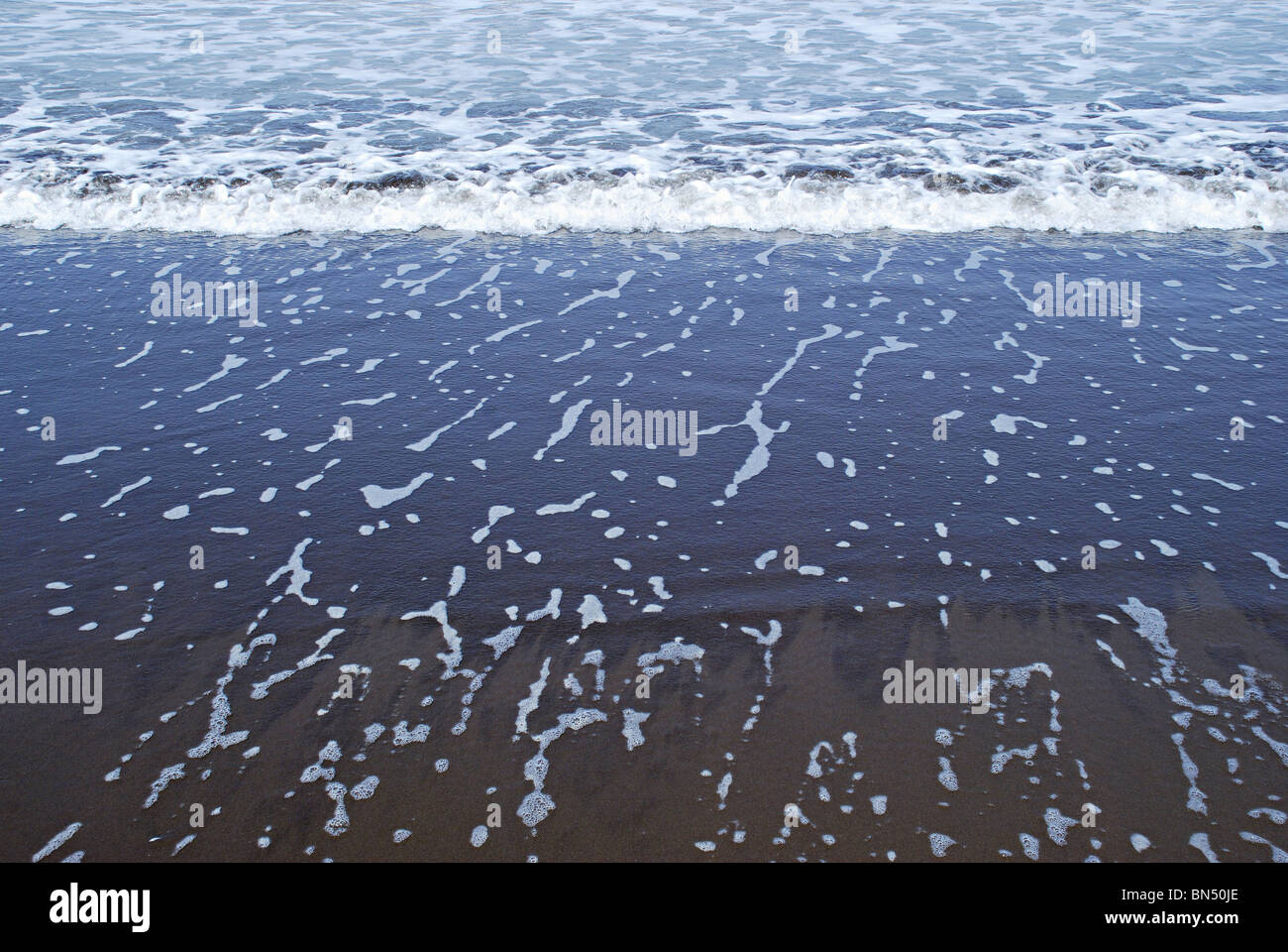 Une belle vue en gros des vagues et de la mousse, de la mer d'Oman Banque D'Images
