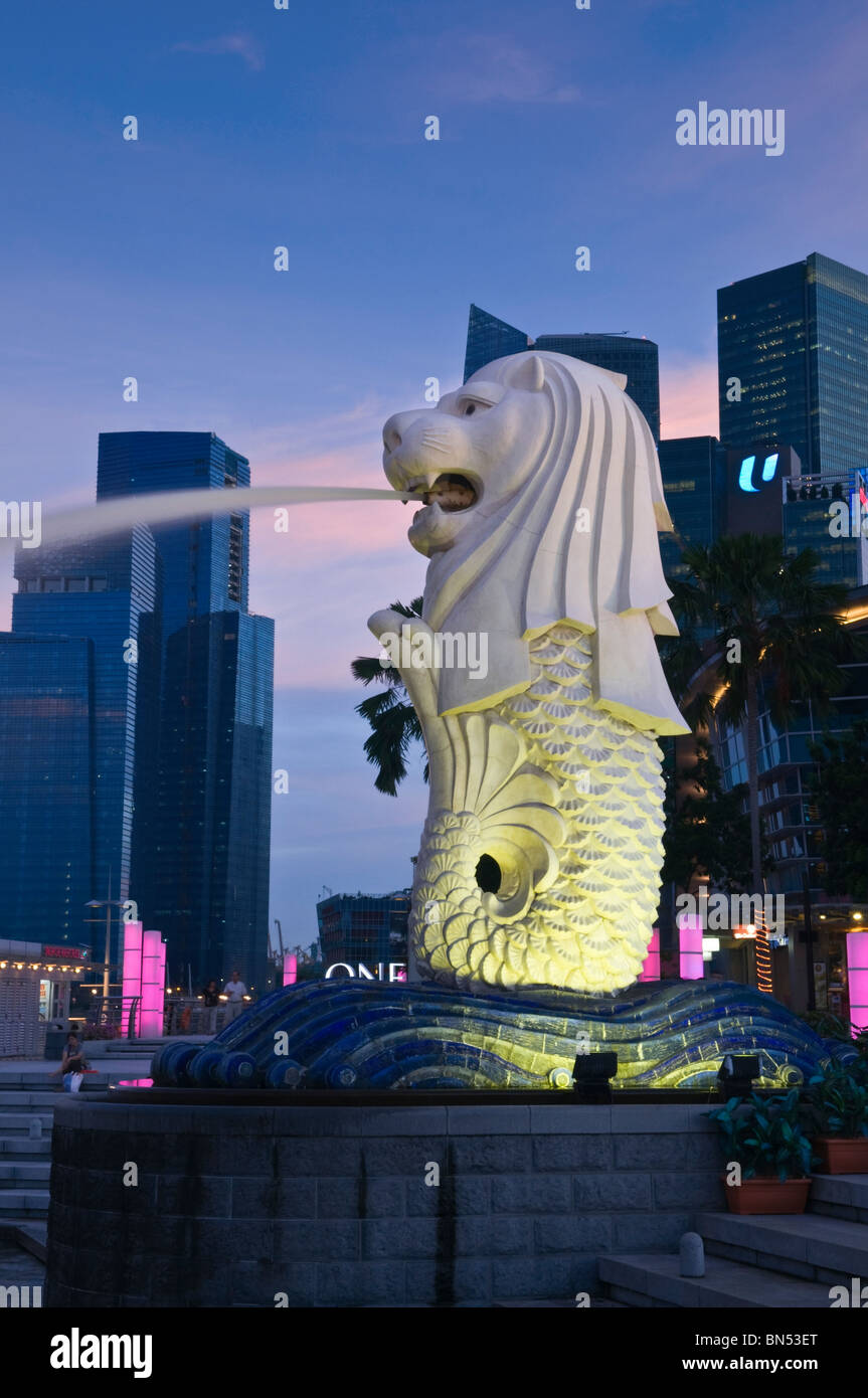 Statue du Merlion et le quartier des affaires, Singapour Banque D'Images