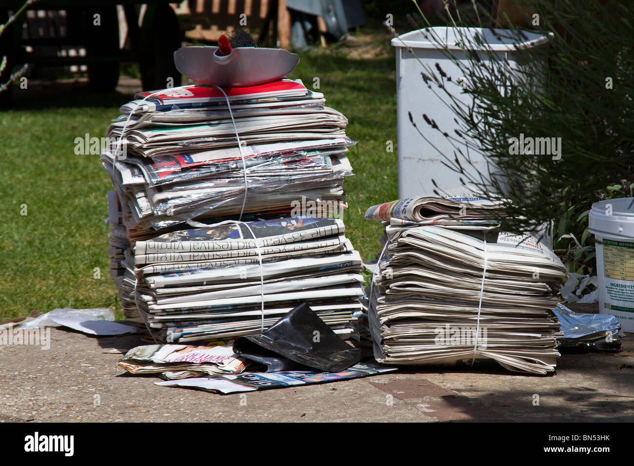 Des piles de journaux invendus et les suppléments en attente de collecte. Sussex, UK Banque D'Images